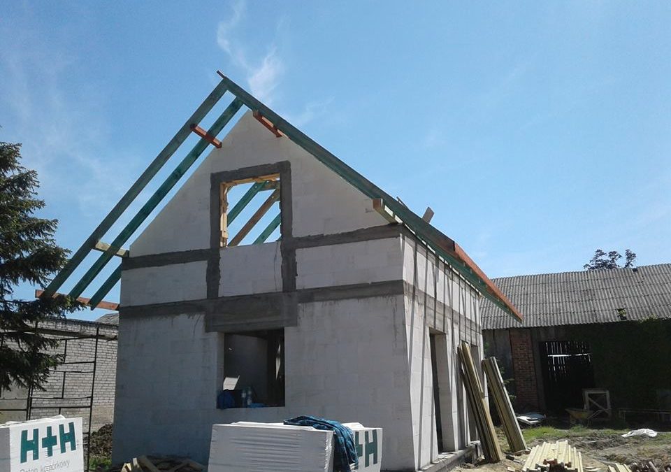 Kolejny etap odbudowy domu dla pogorzelców z Wronowa. Rabat od firmy „DomExpert”